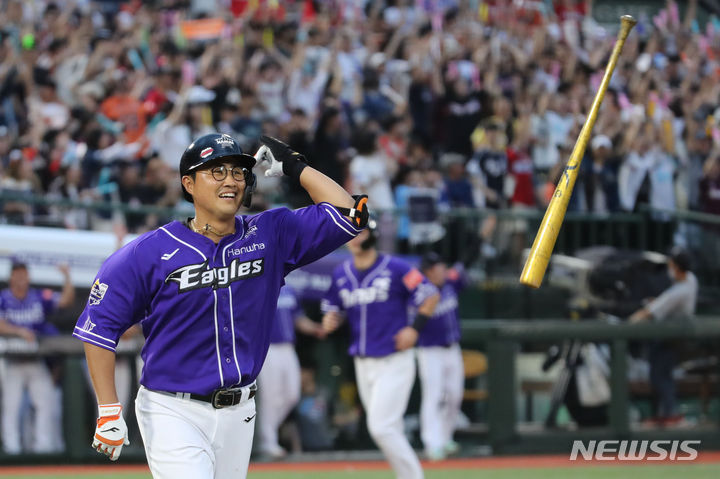 [부산=뉴시스] 권창회 기자 = 15일 오후 부산 동래구 사직야구장에서 열린 2023 KBO 올스타전 드림 올스타와 나눔 올스타의 경기, 4회 말 2사 주자 만루 상황에서 나눔올스타 채은성이 만루홈런을 친 뒤 빠던을 하고 있다.2023.07.15. kch0523@newsis.com