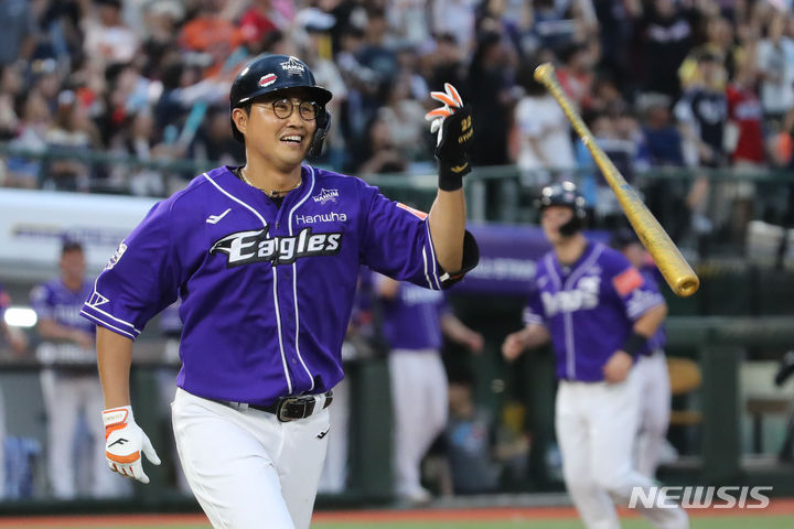 [부산=뉴시스] 권창회 기자 = 15일 오후 부산 동래구 사직야구장에서 열린 2023 KBO 올스타전 드림 올스타와 나눔 올스타의 경기, 4회 말 2사 주자 만루 상황에서 나눔올스타 채은성이 만루홈런을 친 뒤 빠던을 하고 있다.2023.07.15. kch0523@newsis.com