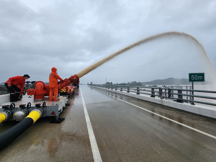 [서울=뉴시스] 조성봉 기자= 지난 2023년 7월 15일 미호천 제방 유실로 침수된 충북 청주시 오송읍 궁평제2지하차도에서 소방대원이 대용량포방사시스템으로 침수된 궁평지하차도 일대의 물을 미호천으로 배수하고 있다. (사진=소방청 제공) 2023.07.15.photo@newsis.com *재판매 및 DB 금지