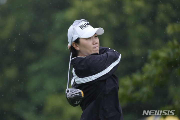 [실베이니아=AP/뉴시스] 이정은5가 15일(현지시각) 미 오하이오주 실베이니아의 하일랜드 메도우스 GC에서 열린 미국여자프로골프(LPGA) 투어 다나오픈 3라운드 5번 홀에서 티샷하고 있다. 전날 공동 5위였던 이정은5는 중간 합계 9언더파 204타 공동 14위를 기록했다. 2023.07.16.