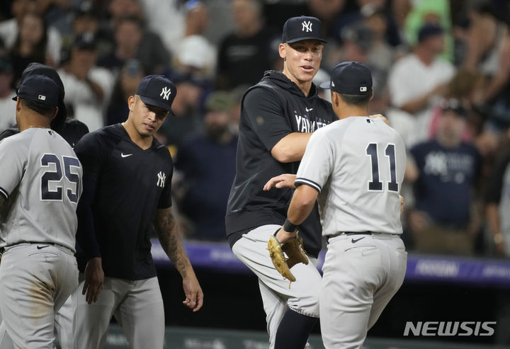 [덴버=AP/뉴시스] 애런 저지(뉴욕 양키스)가 콜로라도주 덴버의 쿠어스필드에서 열린 콜로라도 로키스와의 경기 전 가벼운 달리기와 함께 타격 훈련을 했다.