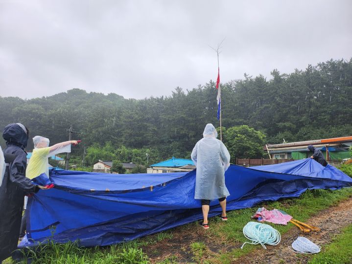 시청 공무원 투입 피해복구 작업 현장 (사진=군산시 제공) *재판매 및 DB 금지