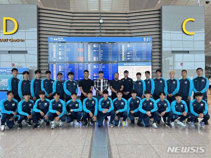 [서울=뉴시스]남자 하키대표팀, 벨기에 전지훈련 출국 (사진 = 대한하키협회 제공)