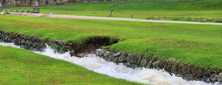 [서울=뉴시스]경북 소재 문경새재의 1관문 배수로 일부가 폭우로 유실됐다. (사진=문화재청 제공) 2023.07.16. photo@newsis.com *재판매 및 DB 금지