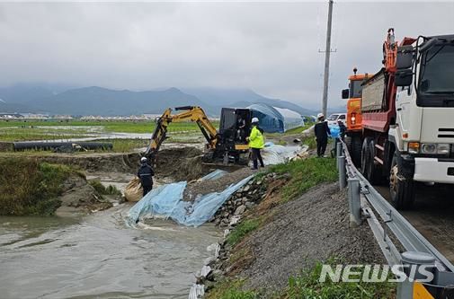 [부안=뉴시스]윤난슬 기자 = 한국농어촌공사는 잼버리대회 운영을 위해 전반적인 현장점검 후 배수로 확장·정비 등 침수 대비 보강공사를 추진하고 있으나 지난 13일부터 이어진 집중호우(280㎜)로 인해 추가적인 공사가 요구되는 상황이다.(사진=농어촌공사 제공)