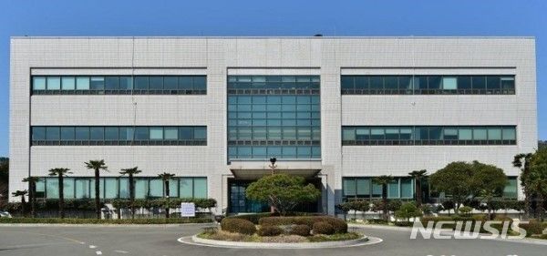 [통영=뉴시스] 신정철 기자= 창원지방검찰청 통영지청 형사1부(부장검사 노정옥)는 아동 2명을 강제추행 했다는 혐의로 구속 송치된 A씨에 대한 재수사를 통해 구속을 취소하고 석방했다고 16일 밝혔다. 사진은 창원지검통영지청 전경.(사진=뉴시스DB).2023.07.16. sin@newsis.com