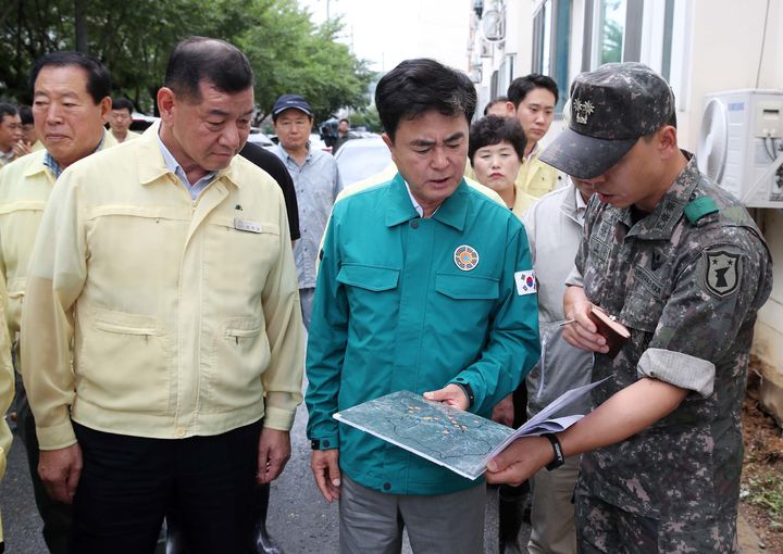 김태흠 충남도지사가 집중호우로 많은 피해가 발생한 공주시를 방문해 피해 상황을 보고받고 있다. 사진=충남도 제공 *재판매 및 DB 금지