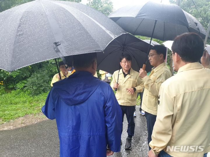 [양산=뉴시스] 홍정명 기자=경남도 최만림(오른쪽 두 번째) 행정부지사가 16일 양산시 배내골계곡을 찾아 호우 대비 상황을 점검하고 있다.(사진=경남도 제공) 2023.07.16. photo@newsis.com