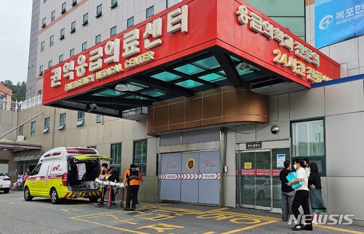 [목포=뉴시스] ﻿﻿대한응급의학의사회는 평소보다 응급실이 붐비는 추석 연휴 중증응급 환자 진료 여력을 확보하기 위해 증상이 가벼운 환자들의 상급병원 응급실, 권역응급의료센터 이용을 자제해 줄 것을 요청했다. 권역별응급의료센터로 지정된 목포한국병원. (사진=전남도 제공) 2023.09.26. photo@newsis.com *재판매 및 DB 금지