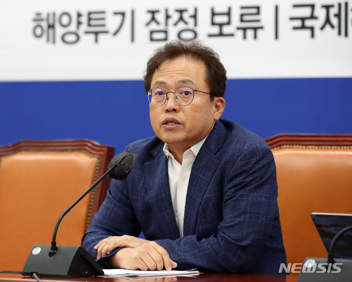 [서울=뉴시스] 고범준 기자 = 송기헌 더불어민주당 원내수석부대표가 16일 오전 서울 여의도 국회에서 열린 기자간담회에서 발언을 하고 있다. 2023.07.16. bjko@newsis.com