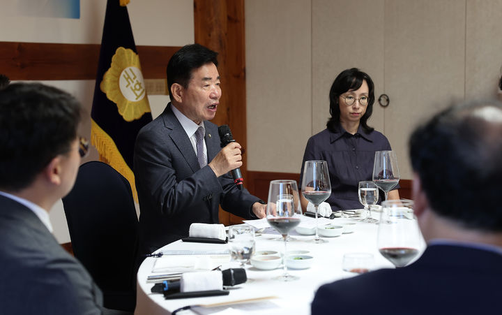 [서울=뉴시스] 고범준 기자 = 김진표 국회의장이 16일 서울 여의도 국회 사랑재에서 열린 대한민국 제헌국회의원 유족회 초청 오찬 간담회에서 인사말을 하고 있다. (사진=국회의장실 제공) 2023.07.16. photo@newsis.com *재판매 및 DB 금지