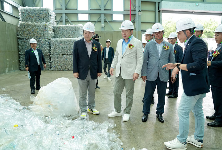 [제주=뉴시스] 우장호 기자 = 오영훈 제주지사가 16일 제주시 구좌읍 동복리에 조성된 제주광역생활자원회수센터 내부 시설을 둘러보고 있다. (사진=제주도 제공) 2023.07.16. woo1223@newsis.com *재판매 및 DB 금지