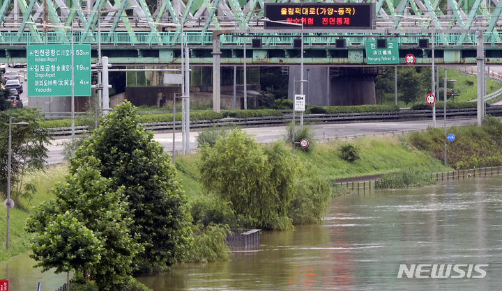 [서울=뉴시스] 최진석 기자 = 집중호우로 인한 한강 수위 상승으로 인한 침수위험으로 서울 올림픽대로 가양대교부터 동작대교 구간 양방향이 전면통제된 16일 서울 한강대교 위에서 바라본 해당 구간 오른쪽 한강둔치가 잠겨 있다. 2023.07.16. myjs@newsis.com