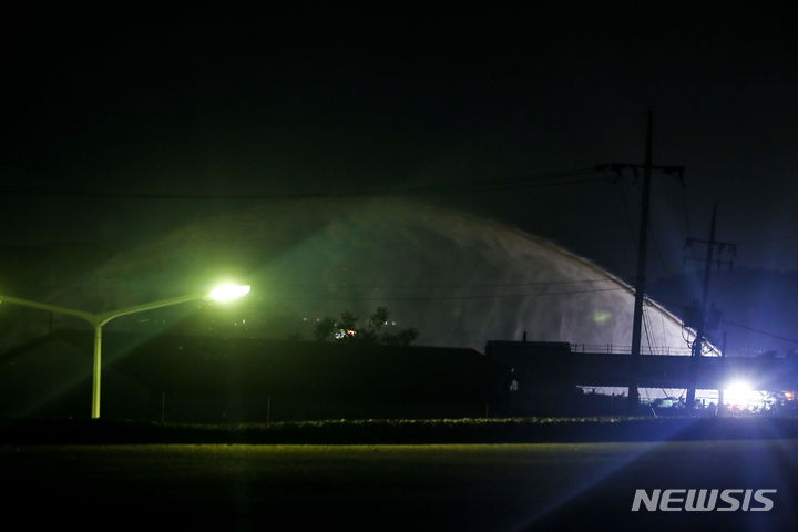 [청주=뉴시스] 정병혁 기자 = 16일 폭우로 미호천 제방 유실되어 침수된 충북 청주시 흥덕구 오송읍 궁평2지하차도에서 배수 작업이 진행되고 있다. 2023.07.16. jhope@newsis.com