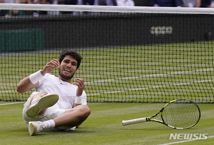 [런던=AP/뉴시스] 카를로스 알카라스(1위·스페인)가 16일(현지시각) 영국 런던에서 열린 2023 윔블던 테니스 대회 남자 단식 결승전 노바크 조코비치(2위·세르비아)와 경기에서 승리하자 기뻐하고 있다. 알카라스는 5연패를 노리는 조코비치를 4시간 42분의 풀세트 접전 끝에 3-2(1-6 7-6<8-6> 6-1 3-6 6-4)로 꺾고 윔블던 첫 정상에 올랐다. 2023.07.17.