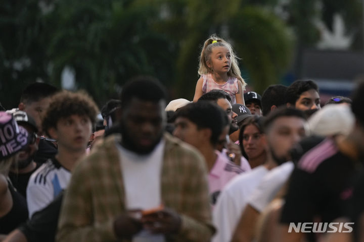 [포트로더데일=AP/뉴시스] 리오넬 메시의 미국프로축구 메이저리그사커(MLS) 인터 마이애미 입단식이 열리는 16일(현지시각) 미 플로리다주 포트로더데일의 DRV PNK 스타디움에서 축구팬들이 입장하기 위해 대기하고 있다. 메시는 17일 첫 공식 훈련에 돌입하며 21일 리그컵 경기에 나설 것으로 보인다. 2023.07.17.