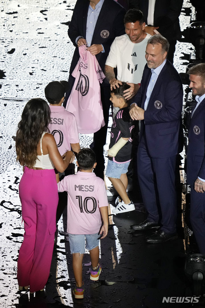 [포트로더데일=AP/뉴시스] 리오넬 메시와 그의 가족들이 16일(현지시간) 미국 플로리다주 포트로더데일의 DRV PNK 스타디움에서 열린 메이저리그사커(MLS) 인터 마이애미 입단식에 참석해 있다. 2023.07.17.