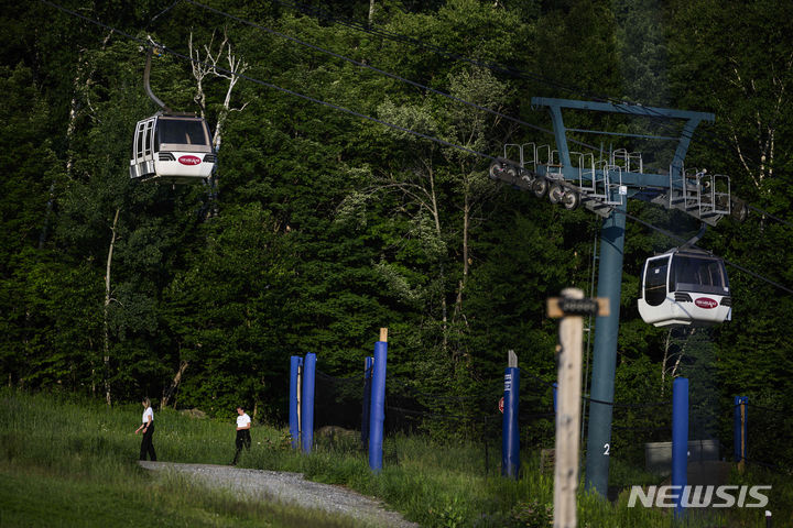 [앨버타=AP/뉴시스] 캐나다 엘버타주 밴프국립공원에서 정전으로 인해 관광객 수백명이 고립되는 사고가 발생했다고 영국 가디언이 8일(현지시간) 전했다. 사진은 이번 사고와 관련 없는 퀘벡 몽트랑블랑의 곤돌라. 2023.08.09.