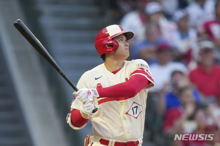 [애너하임=AP/뉴시스] 로스앤젤레스 에인절스의 오타니 쇼헤이가 16일(현지시각) 미 캘리포니아주 애너하임의 에인절 스타디움에서 열린 2023 메이저리그 휴스턴 애스트로스와의 경기 9회 말 1점 홈런(시즌 34호)을 치고 있다. 오타니는 4타수 1안타(홈런) 1볼넷 2득점을 기록했고 팀은 8-9로 패했다. 2023.07.17.