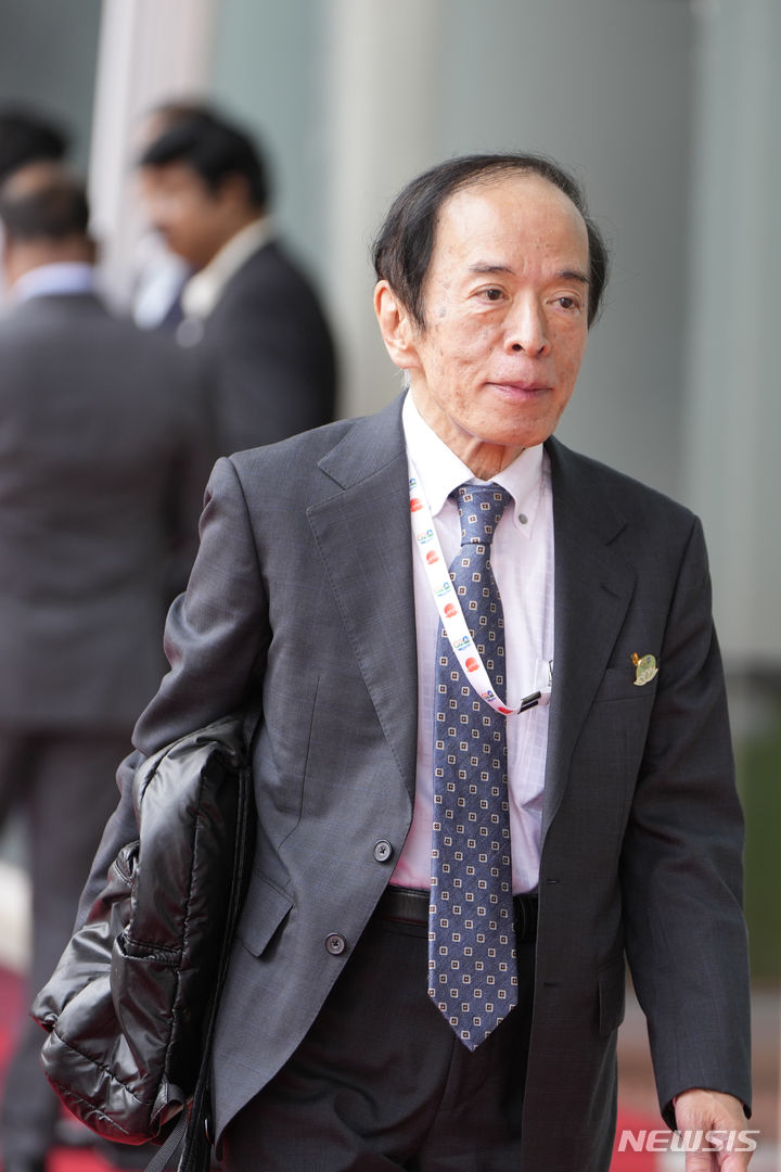 [간디나가르=AP/뉴시스]우에다 가즈오 일본은행 총재가 지난 17일 인도 간디나가르에서 열린 주요 20개국(G20) 재무장관·중앙은행 총재 회의에 참석하기 위해 걸어가고 있다. 2023.07.28.