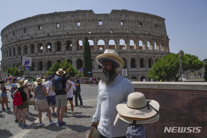 [로마=AP/뉴시스]2023년 7월17일 이탈리아 로마 콜로세움 앞의 모습.