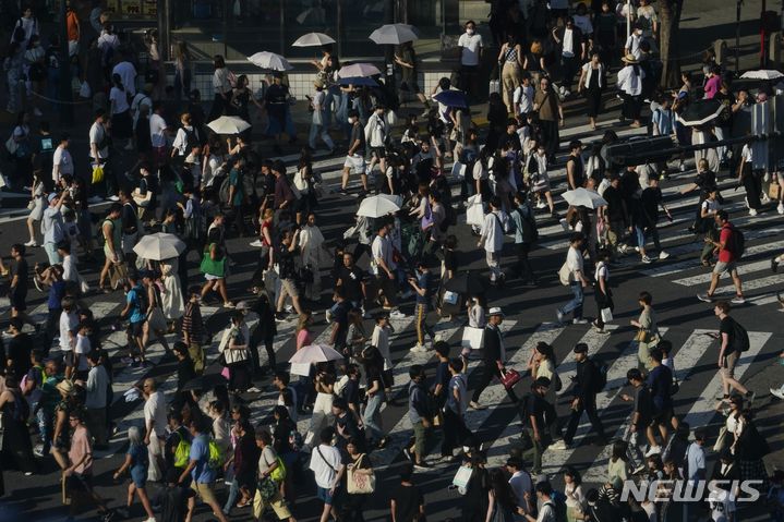 [도쿄=AP/뉴시스]일본에서도 지난 23일 지하철 내 '칼부림' 사건이 발생해 3명이 부상했다. 37세 남성 용의자는 살인 미수 혐의로 체포됐다. 사진은 일본 수도 도쿄에서 지난 17일 시민들이 횡단보도를 건너고 있는 모습. 사진과ㅗ 기사는 관련 없음. 2023.07.24.