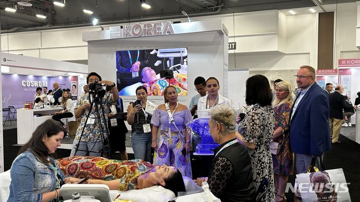 [서울=뉴시스] 미국 라스베이거스 '코스모프로프 전시회' 행사 사진. (사진=중소기업중앙회 제공) 2023.07.17. photo@newsis.com