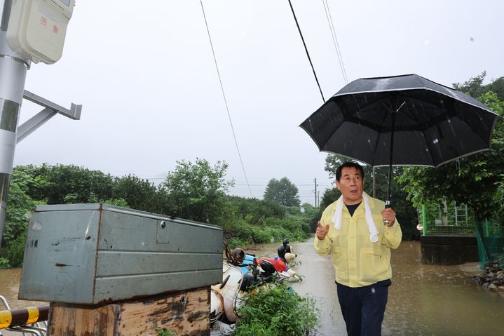 [양산=뉴시스] 안지율 기자 = 나동연 경남 양산시장이 16일 수위상승으로 인한 침수피해 우려지역 현장을 점검하고 있다. (사진=양산시 제공) 2023.07.17. photo@newsis.com *재판매 및 DB 금지