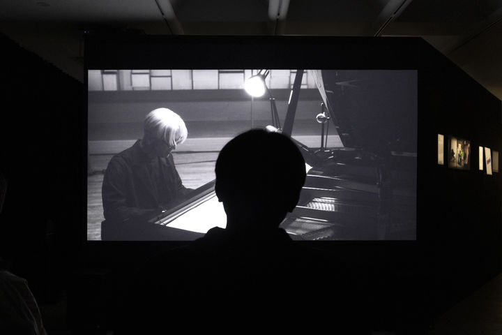 [서울=뉴시스] 사카모토 류이치의 추모 전시 '나는 앞으로 몇 번의 보름달을 볼 수 있을까' 중(中). 2023.07.17. (사진 = 피크닉·위즈덤하우스 제공) photo@newsis.com *재판매 및 DB 금지