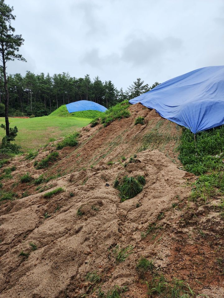 [서울=뉴시스] 부여 왕릉원 토사면 유실 (사진=문화재청 제공) 2023.07.17. photo@newsis.com *재판매 및 DB 금지