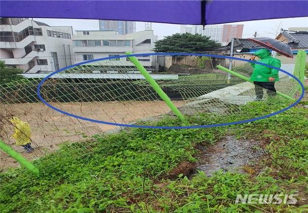 [전주=뉴시스]윤난슬 기자 = 휀스 붕괴 모습.(사진=전북교육청 제공)