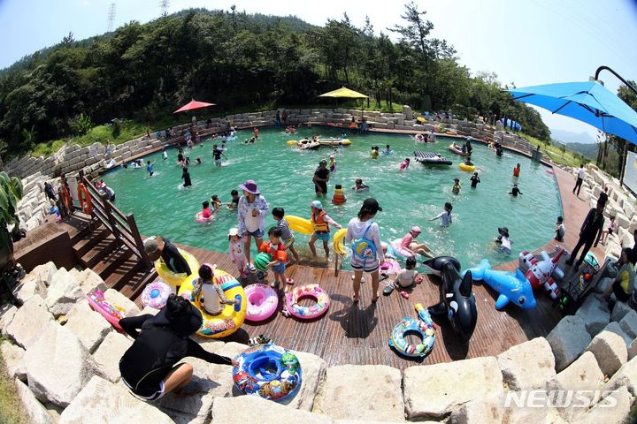 [강진=뉴시스]강진 V랜드 물놀이장