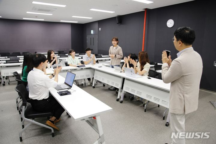 [광주=뉴시스]㈜광주신세계(이동훈 대표이사)는 전남대학교에 재학중인 3~4학년 대상으로 산학연협력 현장실습을 운영하고 있다고 17일 밝혔다. (사진=광주신세계 제공) praxis@newsis.com