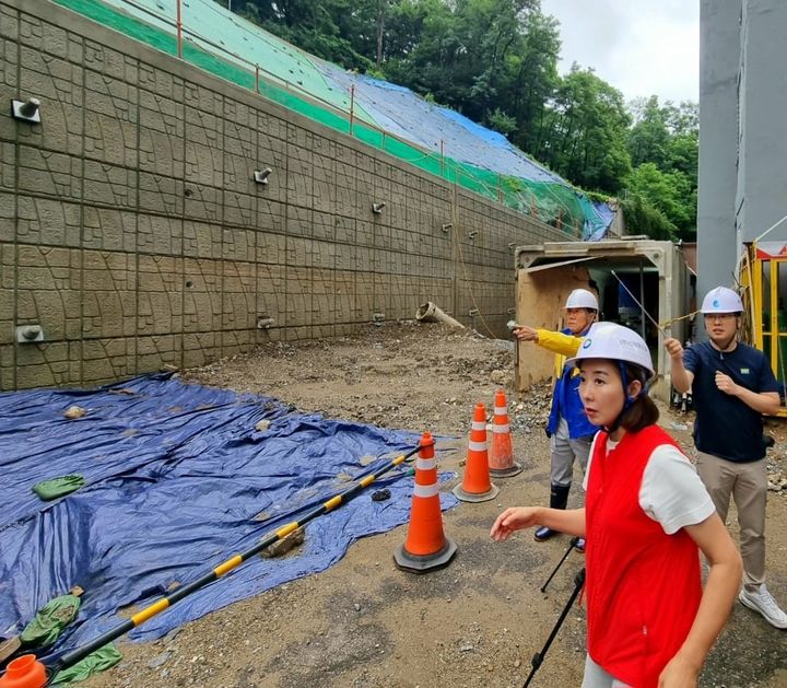 [서울=뉴시스] 나경원 전 의원이 17일 동작구 수해 현장을 방문해 "이제는 재해, 재난 예방 및 대응 매뉴얼의 획기적 개선이 있어야 한다"고 밝혔다. 사진은 나경원 의원이 자신의 지역구인 동작을 지역의 수해 현장을 방문한 모습. (사진=나경원 전 의원 제공) 2023.07.17. photo@newsis.com *재판매 및 DB 금지