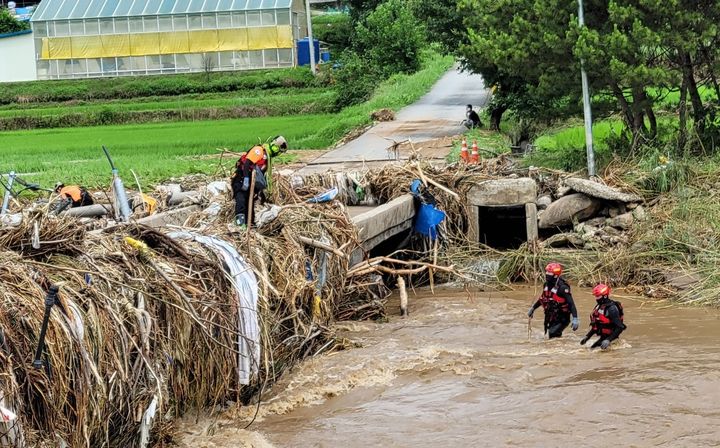 [예천=뉴시스] 김진호 기자 = 전국 대부분 지역에 이미 300㎜가 넘는 많은 비가 내린 가운데, 앞으로도 빗줄기가 이어질 것으로 전망된다. 특히 18일부터 19일 새벽까지 정체전선의 영향을 받는 남해안과 지리산 부근에 시간당 30~80㎜의 강하고 많은 비가 예상돼 추가 피해에 대비해야겠다. 사진은 집중호우로 실종자가 발생한 경북 예천군 은풍면 금곡리에서 17일 수색작업이 진행되는 모습. (사진=경북소방본부 제공) 2023.07.17 photo@newsis.com *재판매 및 DB 금지