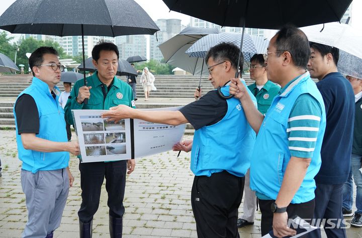 [서울=뉴시스]뚝섬한강공원 수변무대 일대 침수 피해상황 점검. (사진=서울시 제공). 2023.07.17. photo@newsis.com