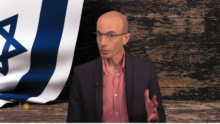 [서울=뉴시스]저서 '사피엔스' 등으로 유명한 이스라엘 역자학자 유발 하라리가 16일(현지시간) 미국 CBS를 통해 자국 정부의 사법부 개혁 시도를 두고 "정부가 독재정권을 세우려고 노력하는 것에 심각하게 우려된다"고 비판했다. (사진=미 CBS 방송 캡쳐). 2023.7.17 *재판매 및 DB 금지