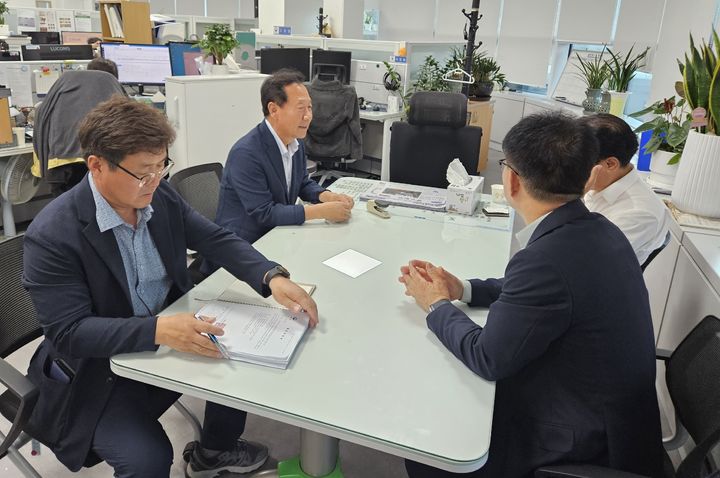 박현국 봉화군수가 14일 행정안전부를 방문해 호우피해 복구를 위한 국비지원 등을 요청하고 있다. (사진=봉화군 제공) *재판매 및 DB 금지