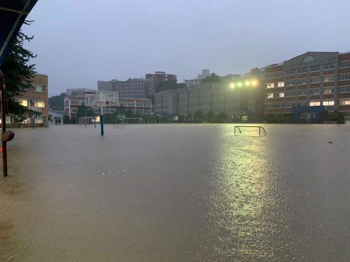 [서울=뉴시스]집중호우로 침수된 충북 청주 소재 운호중·고 운동장. (사진=교육부 제공) 2023.07.17. *재판매 및 DB 금지