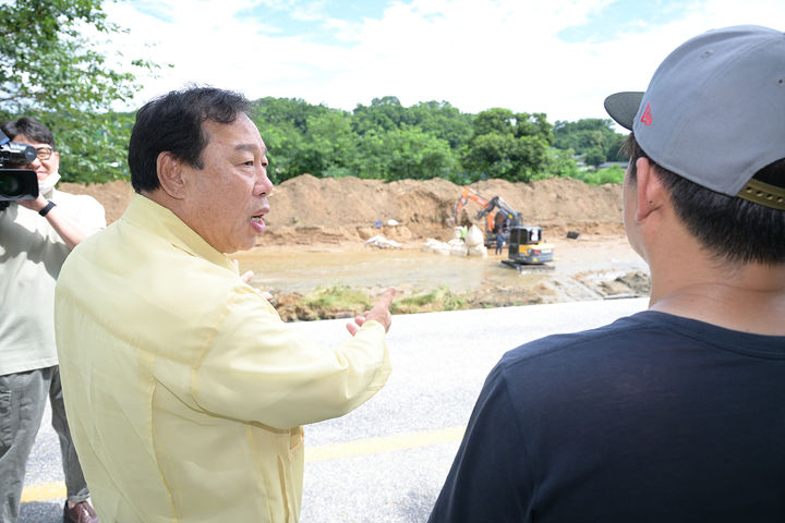 [뉴시스=세종]지난 2023년 세종시 장군면 하봉리 현장점검에 나선 최민호 세종시장.(사진=세종시) *재판매 및 DB 금지