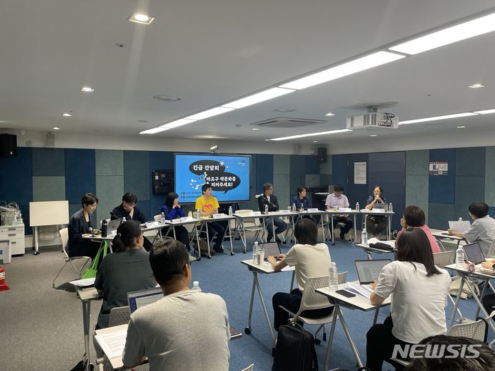 [서울=뉴시스] 신재우 기자 =17일 플랫폼P(마포출판문화진흥센터) 입주사 협의회가 서울시 마포구 플랫폼P에서 긴급 공개 간담회를 열고 패널들과 대화를 나누고 있다. 2023.07.17. shin2roo@newsis.com