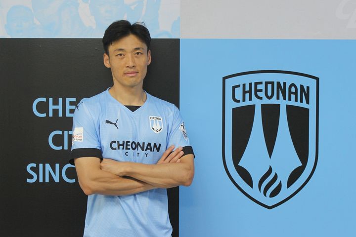 [서울=뉴시스]K리그2 천안, 신형민 영입. (사진=천안시티FC 제공)