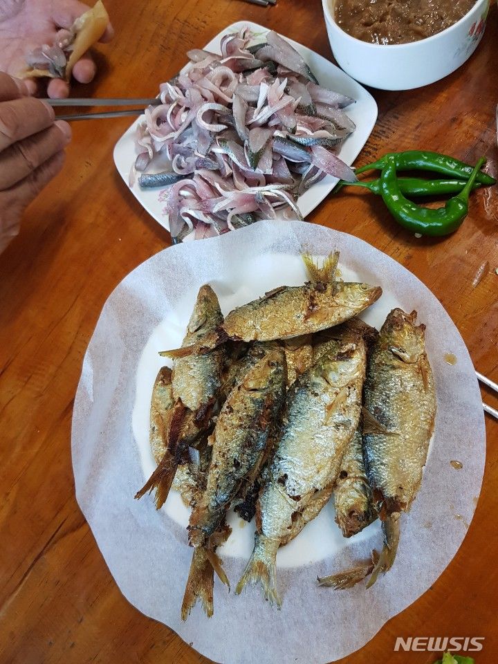 [남해=뉴시스] 차용현 기자 = 전어 금어기가 해제된 지난 16일 경남 하동군 진교면 술상항 전어판매장이 개장했다. 사진은 전어구이 모습.2023.07.17.(사진=하동군 제공)photo@newsis.com