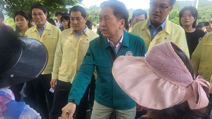 [뉴시스=청양]피해 농민과 이야기 하는 김기현 국민의힘 당대표. 2023.07.17. ssong1007@newsis.com *재판매 및 DB 금지