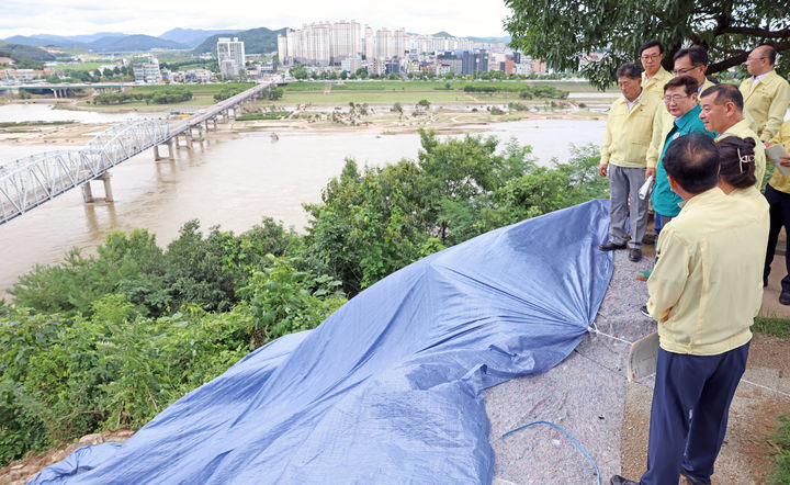 [서울=뉴시스]박보균 문화체육관광부 장관이 17일 수마가 할퀴고 간 충남 공주시 공산성과 무령왕릉 등 백제왕도 핵심 유적을 방문해 정진석 국회의원, 최원철 공주시장, 윤구병 공주시의회 의장 등과 함께 집중호우 피해 현황과 복구 진행 상황을 살피고 있다. (사진=문화체육관광부 제공) 2023.07.17. photo@newsis.com *재판매 및 DB 금지