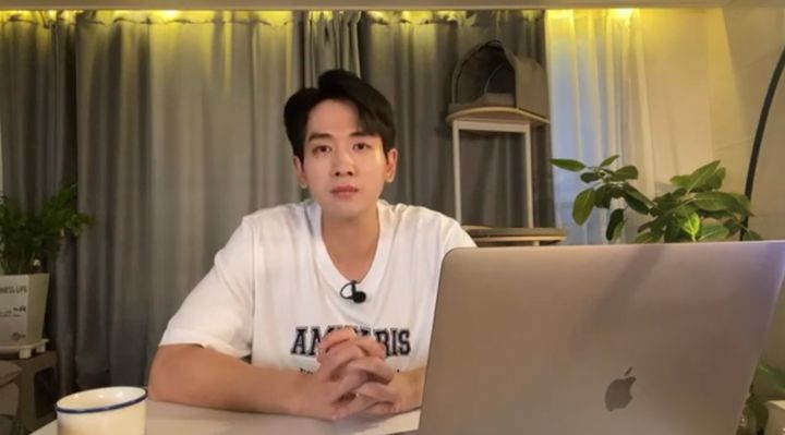 [서울=뉴시스] 류필립은 지난 16일 유튜브 채널 '필미커플-17살 연상연하 부부'에서 "금쪽상담소에 친부가 올린 댓글"라는 제목으로 라이브 방송을 했다. (사진=유튜브 채널 '필미커플-17살 연상연하 부부' 캡처) 2023.07.17. photo@newsis.com *재판매 및 DB 금지