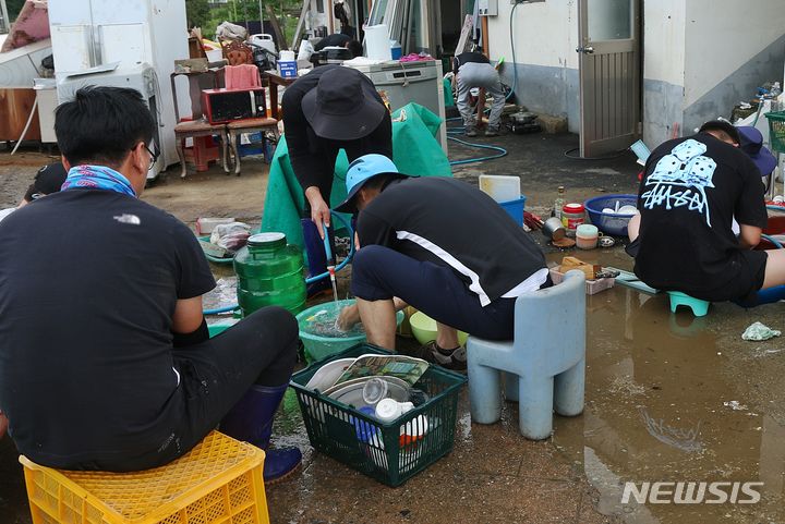 [괴산=뉴시스] 강신욱 기자 = 충북 괴산군 공무원들이 17일 괴산댐에서 방류된 물이 넘치면서 침수 피해를 본 하류지역 주택에서 복구 작업을 벌이고 있다. 2023.07.17. ksw64@newsis.com 