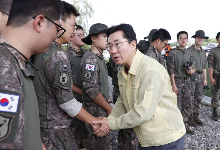 박경귀 아산시장이 실종자 수색 현장을 찾아 군장병을 격려하고 있다. 사진=아산시 제공 *재판매 및 DB 금지