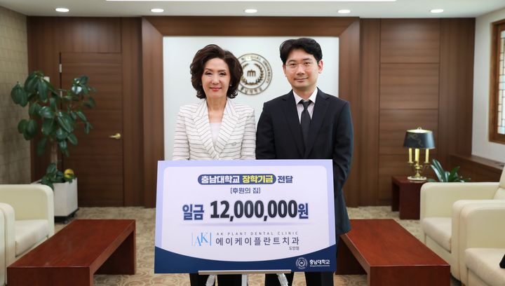 왼쪽부터 이영진 원장과 이진숙 총장 *재판매 및 DB 금지