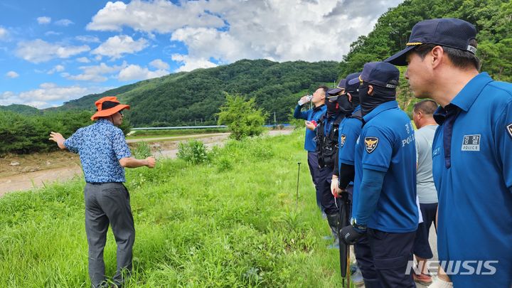 [예천=뉴시스] 김진호 기자 = 경북 예천군 은풍면 오류리 솔경지에서 17일 풍수지리가 이모(60)씨가 경찰들과 함께 실종자 수색작업을 하고 있다. 2023.07.17  kjh9326@newsis.com